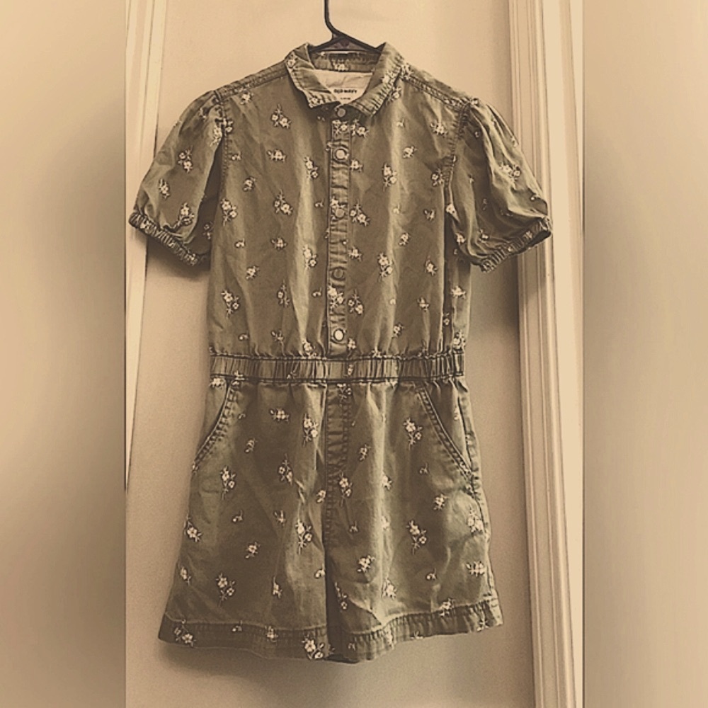 Girls Old Navy jean cargo Romper, puffed sleeves, like new. Bundle Deals!